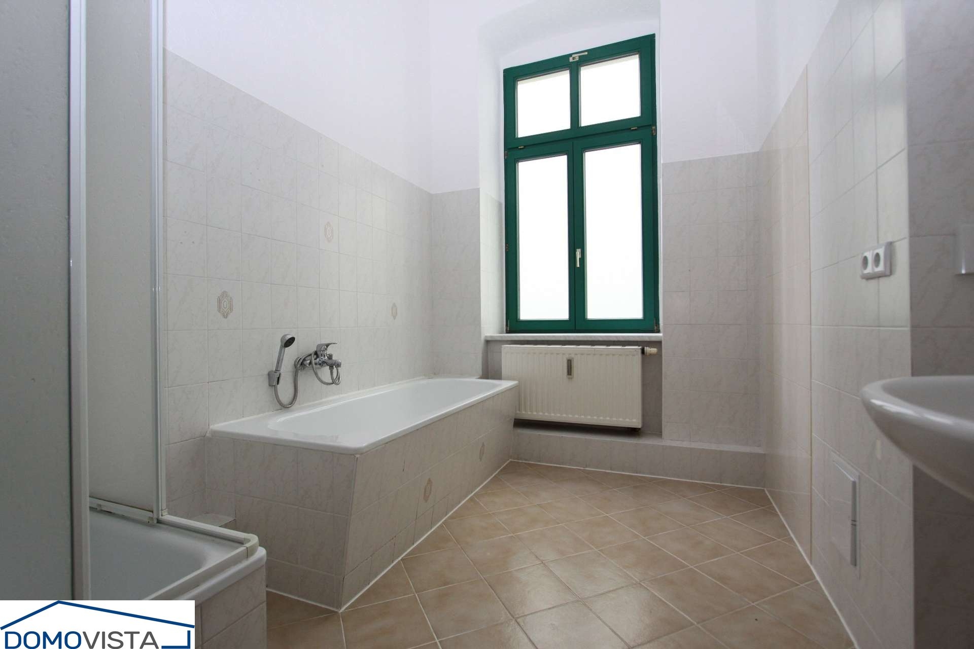 Badezimmer mit Wanne/Dusche