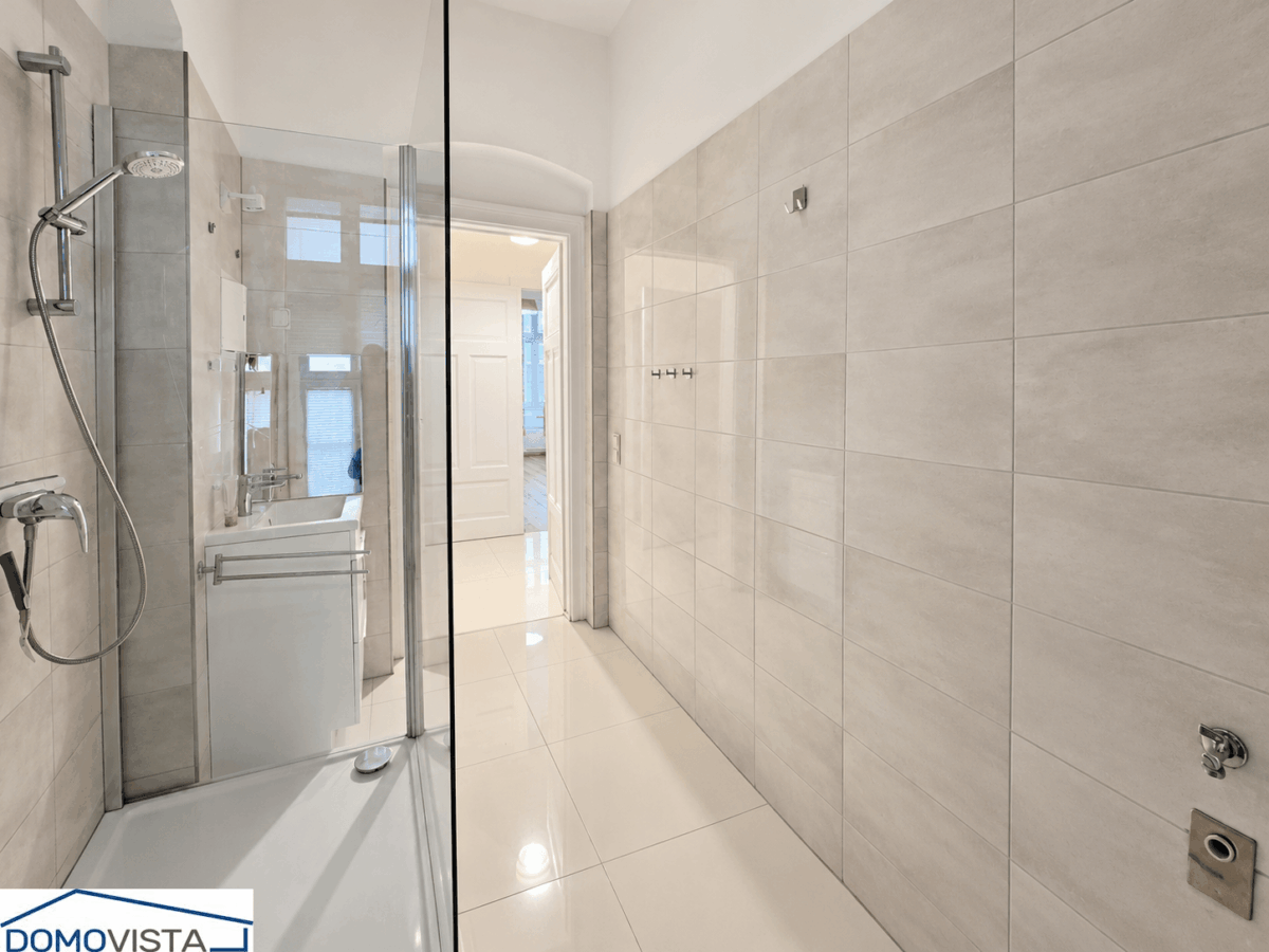 Badezimmer mit Dusche