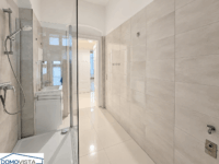 Badezimmer mit Dusche
