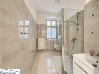 Badezimmer mit Dusche