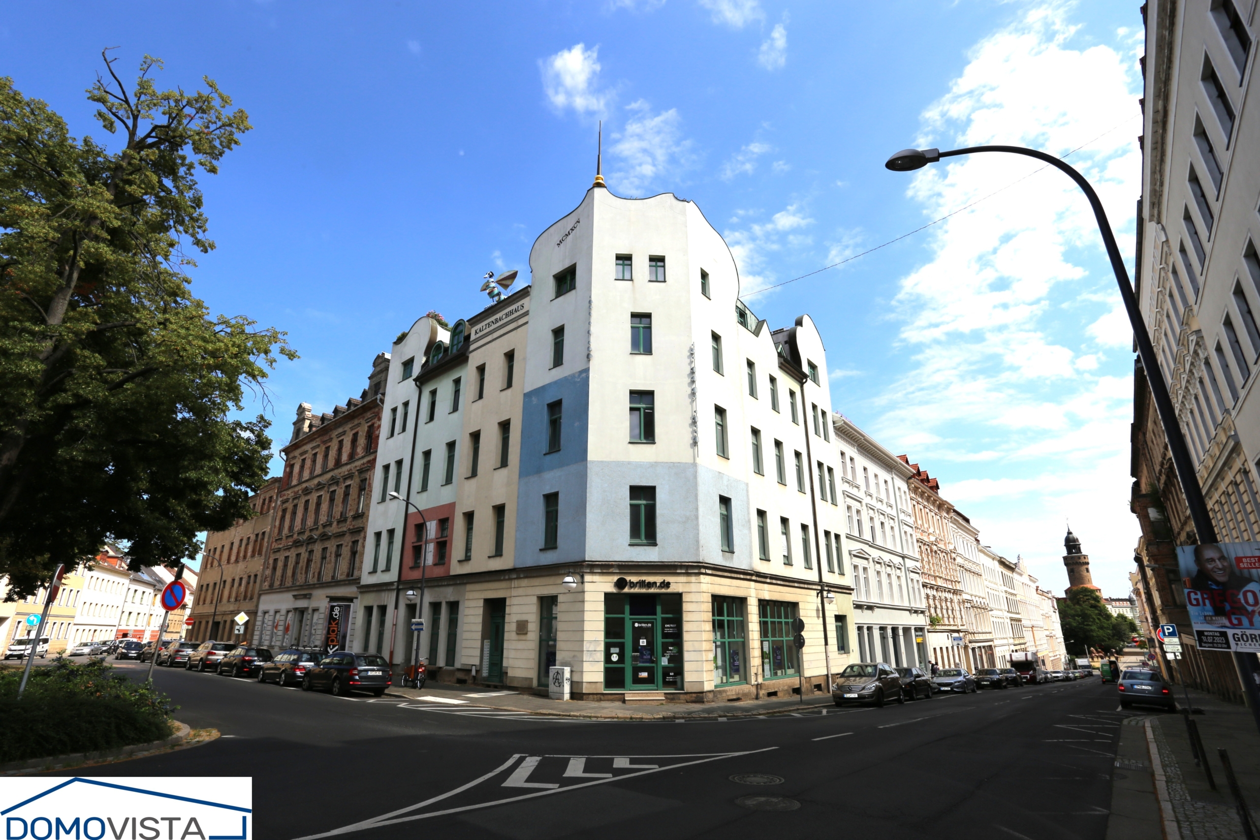 Blick auf das Wohn- und Geschäftshaus