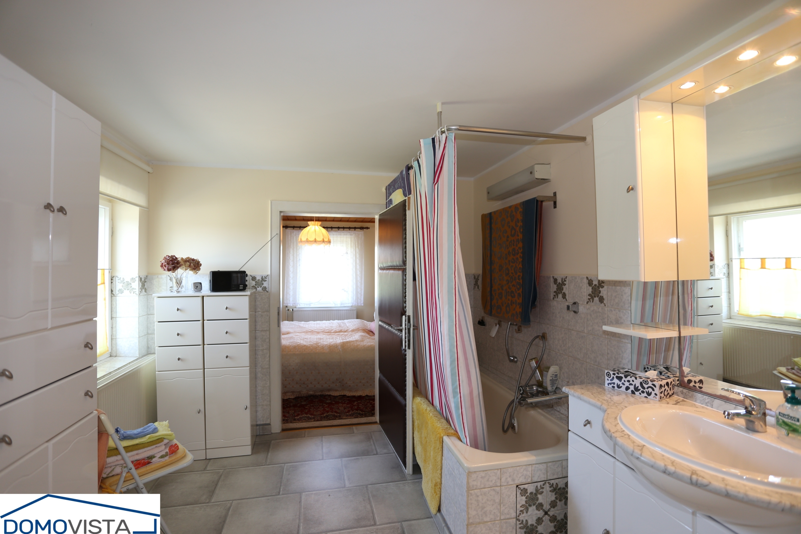 24. 1.OG Badezimmer